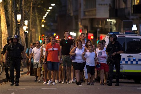 Policie evakuuje oblast poté, co útoník najel do davu lidí v Barcelon.