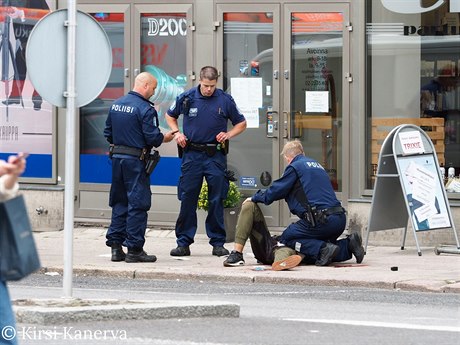 Policie obklopuje podezřelého na zemi ve městě Turku, kde útočník pobodal...