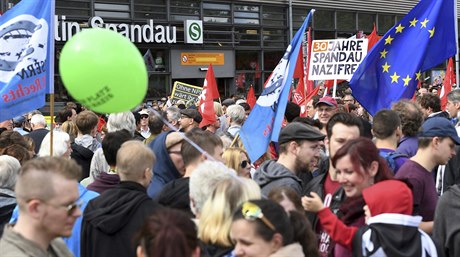 Úastníci blokády neonacist pi pochodu u výroí úmrtí Rudolfa Hesse.