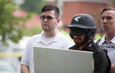 James Alex Fields (první zleva) na sjezdu hnutí bloských extremist Vanguard...