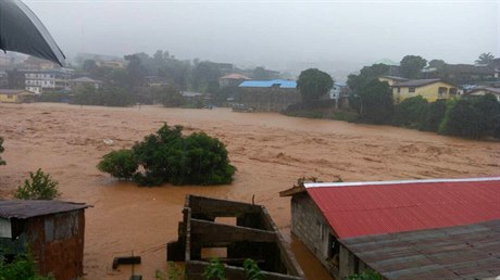 Mohutné záplavy spojené se sesuvem pdy v africkém Sierra Leone.
