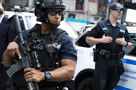 lenové protiteroristické jednotky NYPD v cenntru New Yorku na Times Square.