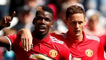 Ofenzivn eso Manchesteru United Paul Pogba (vlevo) slav gl v sti Swansea.