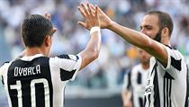 Paulo Dybala a Gonzalo Higuain z Juventusu slaví gól v sítí Cagliari.