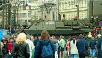 Tanky zajišťují ukotvenou loď ve Vltavě.