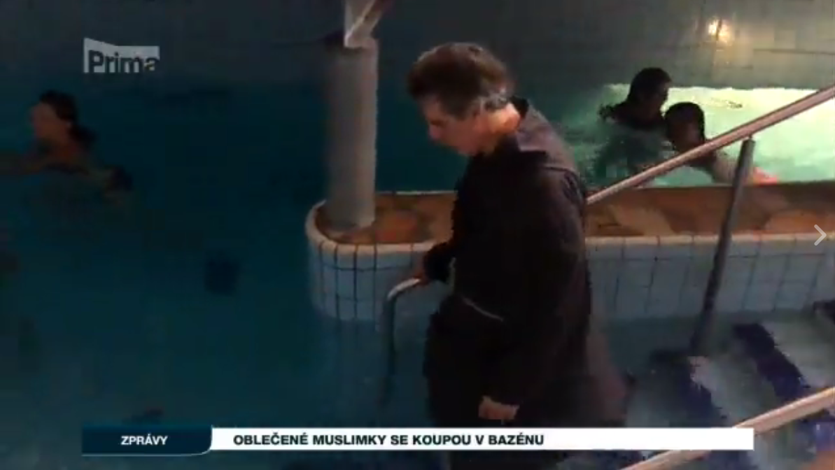 Reportá� televize Prima u burkinách.
