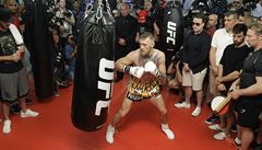 Conor McGregor se v Las Vegas chystá na boxerský duel s Floydem Mayweatherem.