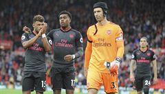 Zleva: zklamaní hrái Arsenalu Alex Oxlade-Chamberlain, Alex Iwobi a Petr ech.