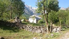 Albánské hory skrývají bílé kamenné domy.