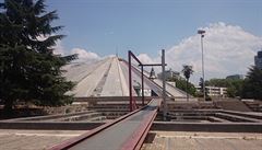 Brutalistická pyramida v Tiran.