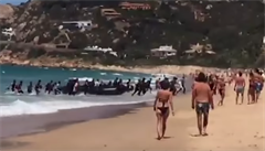 Na turisticky vyhledávané pláži jižního Španělska se mezi turisty vylodil člun... | na serveru Lidovky.cz | aktuální zprávy