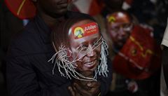 Mu drící masku s obliejem nové hlavy státu Keni roku 2017.