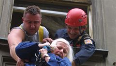 Záchranái evakuovali starou enu po lan z balkonu v Karlín.