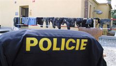 Policisté suí uniformy u vytopené policejní stanice v  Holeovicích.