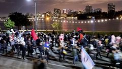 Demonstranti antirasisté v Oaklandu blokující silnici.