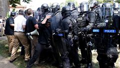 Demonstranté stále doráejí na policii, i po skonení protest.