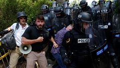 Demonstranté se perou s policií i po konci shromádní v Charlottesville.