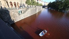 Vltava se v Praze zbarvila do ruda. Skupina protestovala kvli Mnesu