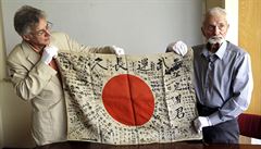 �Myslím, �e ten voják cht�l, abych ho na�el z n�jakého d�vodu,� dodal ti�e...