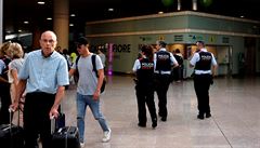 panlská policie hlídá ráno letit Barcelona El Prat poté, co islámský stát...