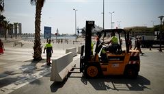 Pracovníci po útocích v Barcelon a Cambrils instalují betonové zábrany ve...