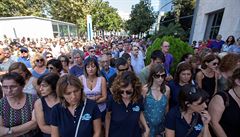 Lidé pili v Cambrils uctít památku obtí z Barcelonského útoku.