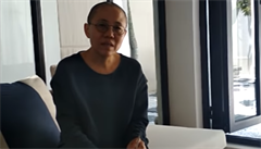 'Dejte mi čas truchlit.' Na podezřelém videu se ukázala vdova po čínském disidentovi