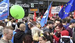 V Berln se podailo zablokovat pochod neonacist. astnili se ho i ei