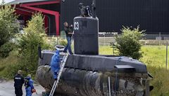 Policejní technici prohledávají ponorku dánského podnikatele Petera Madsena po...