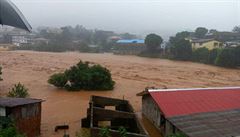 Mohutné záplavy spojené se sesuvem půdy v africkém Sierra Leone.