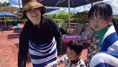Japonská turistka iho Cuijová s dtmi na Guamu.