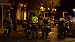 Policista stojí u místa, kde p�i kontrole jeho kolegové objevili teroristy s...