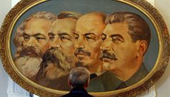 V moskevskm metru jsou opt vere oslavujc Stalina i Lenina 