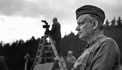 Herec Stellan Skarsgard ve filmu Nabarvené ptáe reiséra Václava Marhoula.