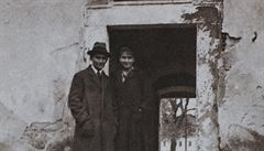 Kafka a jeho sestra Ottla na dvoře rodinného statku v Siřemi.. | na serveru Lidovky.cz | aktuální zprávy
