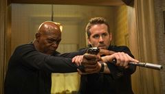 Zabiják & bodyguard. Zabiják (Samuel L. Jackson) a bodyguard (Ryan Reynolds) si...