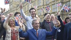EU selhává, EU umírá. Radost stoupenc brexitu, uprosted Nigel Farage.