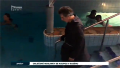Reportá� televize Prima u burkinách.