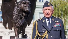Generál major Emil Boek bhem piety za sl. letce RAF na praském Klárov.