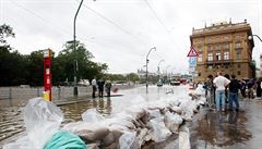 Záplavy 2002: protipovodňové bariéry z pytlů s pískem u Národního divadla