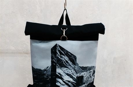 Monolit batoh s ernoblm tiskem ve spoluprci s Hanou Frionsovou