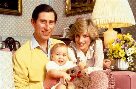 Charles a Diana se svm prvorozenm synem Williamem na snmku z roku 1984.
