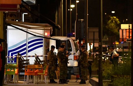 Belgití policisté a vojáci steí místo útoku v Bruselu.