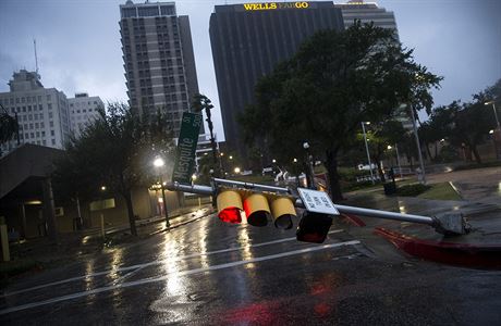 Ponien semafor blokuje ulici v Texasu, zasaenm huriknem.