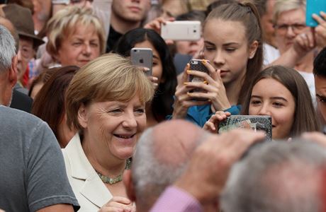 Angela Merkelová mezi svými píznivci a volii.