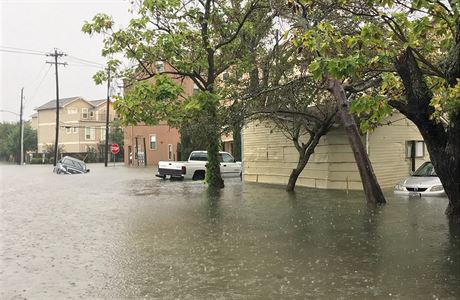 Z hurikánu Harvey se stala tropická boue, ta ohrouje Texas záplavami.