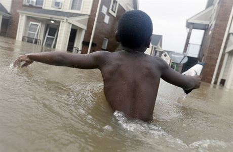 Jayveon Murphy, 10, se sna dostat skrze povodovou vodu, kterou zpsobil...
