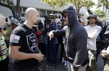 Demonstrant Johnny Benitez, nalevo, dohadujc se s neznmm demonstrantem...