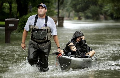 Lidé z Houstonu jsou evakuováni.