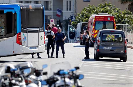 Francouzská policie vyetuje na autobusové zastávce v Marseille, do ní najel...